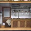 Een lot van 2 letterkasten met allerlei decoratie, van gesteenten en schelpen tot poppenkastaccessoires. Toegevoegd 2 miniatuurtaferelen in vitrinekastjes.