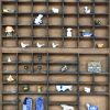 Een lot van 2 letterkasten met allerlei decoratie, van gesteenten en schelpen tot poppenkastaccessoires. Toegevoegd 2 miniatuurtaferelen in vitrinekastjes.