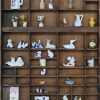 Een lot van 2 letterkasten met allerlei decoratie, van gesteenten en schelpen tot poppenkastaccessoires. Toegevoegd 2 miniatuurtaferelen in vitrinekastjes.