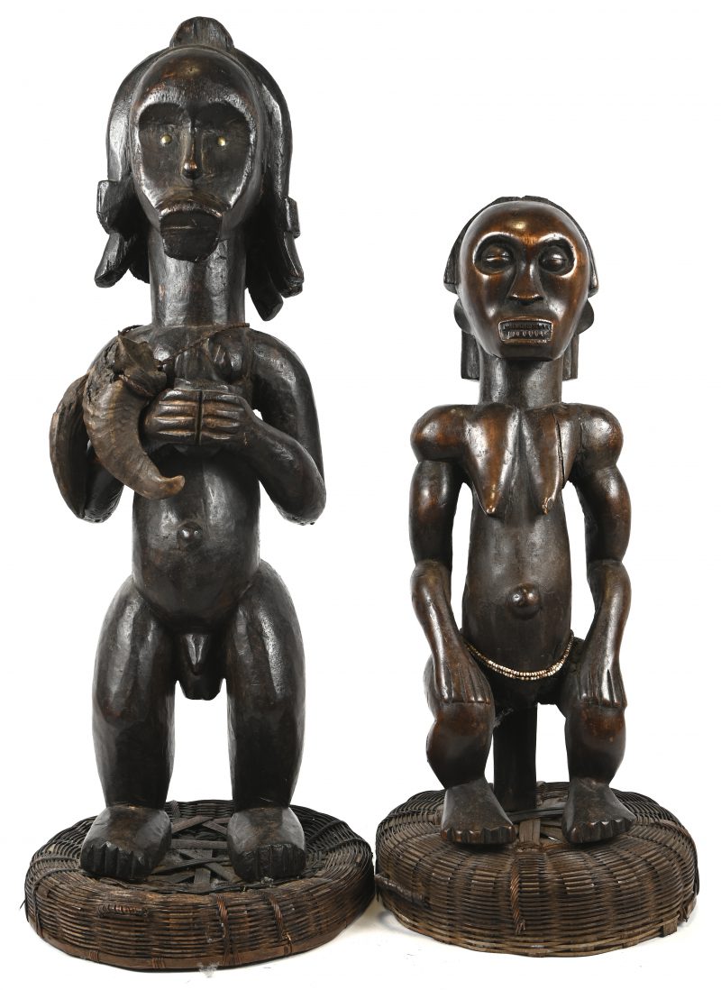 Set van 2 Afrikaanse houten beelden, een man met een halssnoer waaraan 2 horens en een zittende vrouw met kralenriem. Fang Gabon.