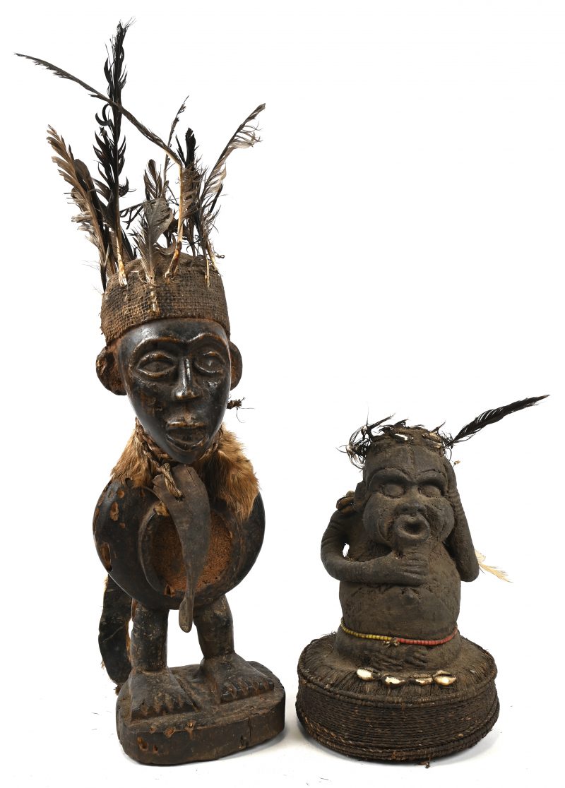 Lot van 2 Afrikaanse beeldjes. 1 houten amuletbeeld en een terracotta voorouderbeeld.