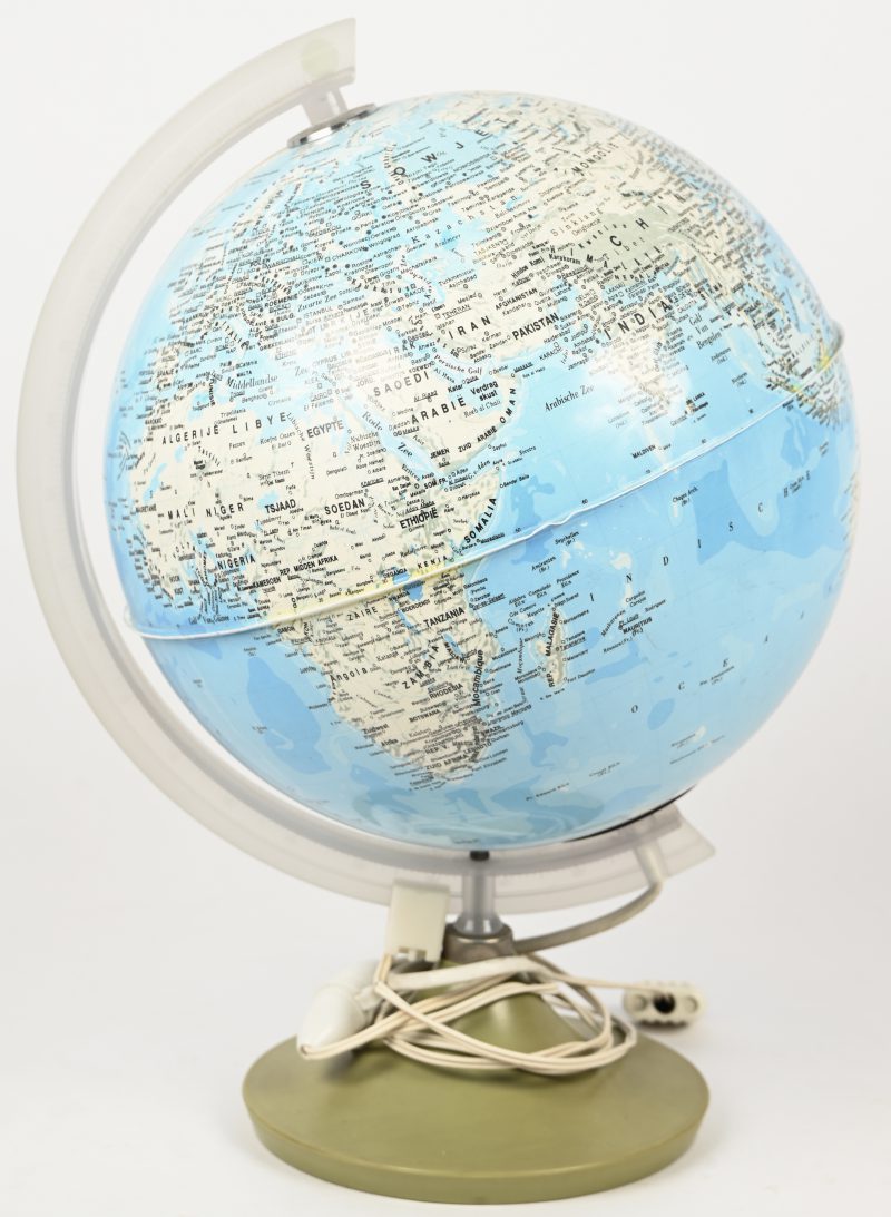 Een verlichte vintage wereldbol, plastic, printed in Italy.