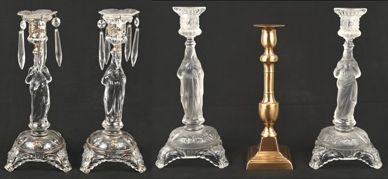 Een lot van 5 kandelaars waarvan 2 ‘heilig hart’ sets in persglas met losse schaaltjes, toegevoegd een koperen kandelaar uit de 19e eeuw.