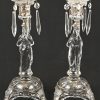 Een lot van 5 kandelaars waarvan 2 ‘heilig hart’ sets in persglas met losse schaaltjes, toegevoegd een koperen kandelaar uit de 19e eeuw.