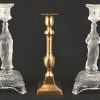 Een lot van 5 kandelaars waarvan 2 ‘heilig hart’ sets in persglas met losse schaaltjes, toegevoegd een koperen kandelaar uit de 19e eeuw.
