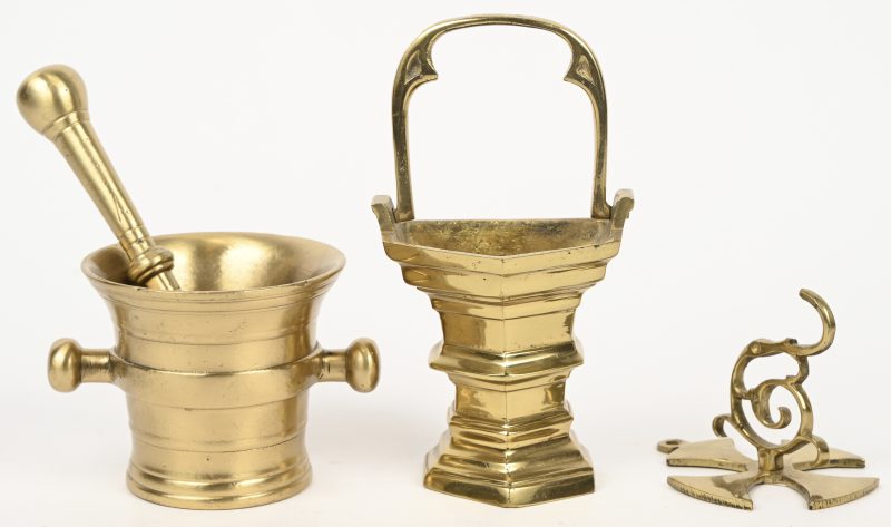 Een lot messing bestaande uit een wijwatervat met bijhorende wandbevestiging en een vijzel met stamper.