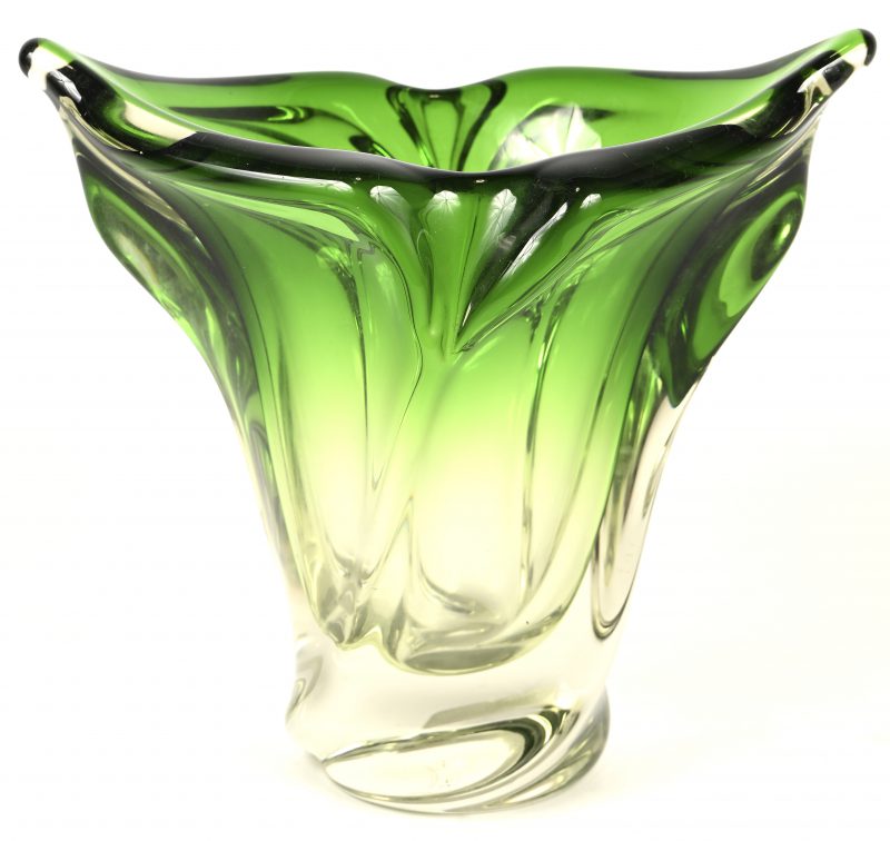 Een grote glazen vintage vaas, groen in de massa gekleurd, vermoedelijk Val Saint Lambert.