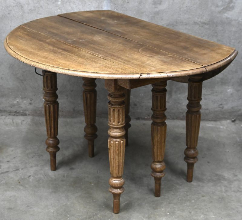 Een ronde massief eikenhouten gateleg tafel.