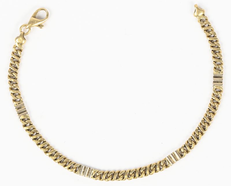 Een 18 kt geelgouden schakelketting met drie staafjes.
