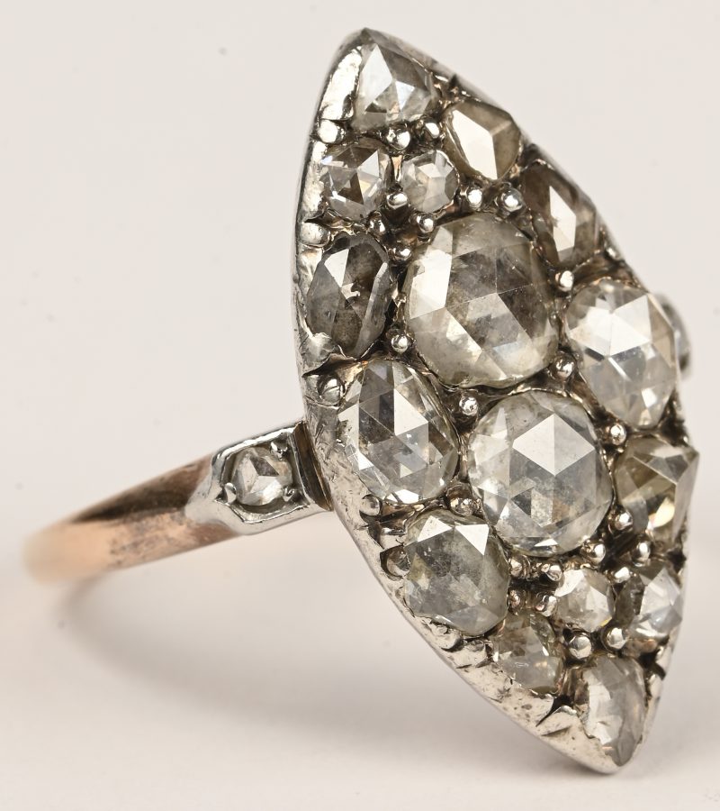 Een 18 kt wit-en geelgouden ring bezet met diamanten oude slijp met een gezamenlijk gewicht van +- 2 ct.