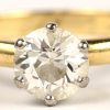 Een 18 kt wit-en geelgouden ring bezet met diamant solitair van +- 1,25 ct.