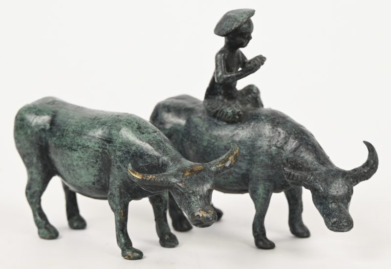 Waterbuffels. Set van twee bronzen beeldjes waarvan 1 met berijder.