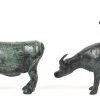 Waterbuffels. Set van twee bronzen beeldjes waarvan 1 met berijder.