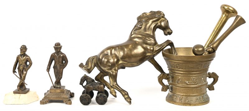 Gevarieerd lot bronzen voorwerpen. Vijzel, stijgerend paard, Perzisch paardje en 2 Charlie Chaplin beeldjes.