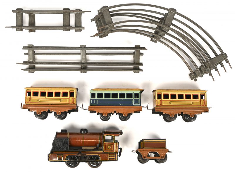 Blikken treinset met sporen. Locomotief met tender en 3 wagons. Gemerkt J.D.N. Johann Distler