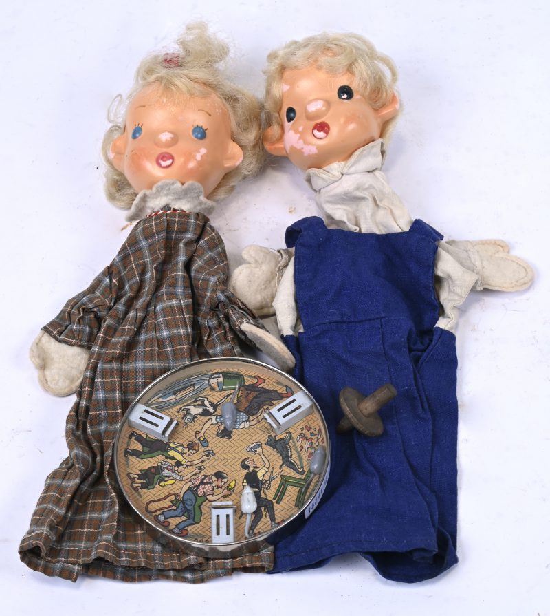 Klein lotje vintage speelgoed. 2 poppenkastpoppen, een behendigheidsspelletje en een kleine houten tol.