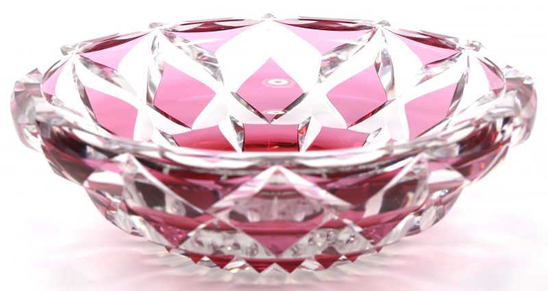 Grote schaal in Val St. Lambert kristal. Roze en kleurloos. Niet getekend, minieme schilferschade.