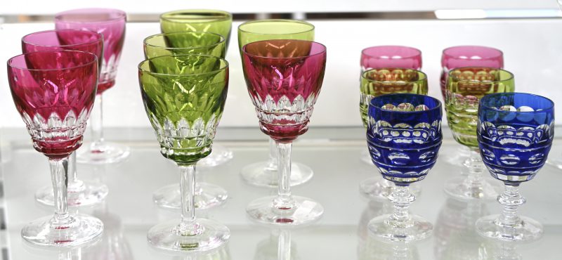 Set van 8 kleine wijnglazen op voet van Val St. Lambert kristal. 4 roze en 4 groene. Niet gemerkt.