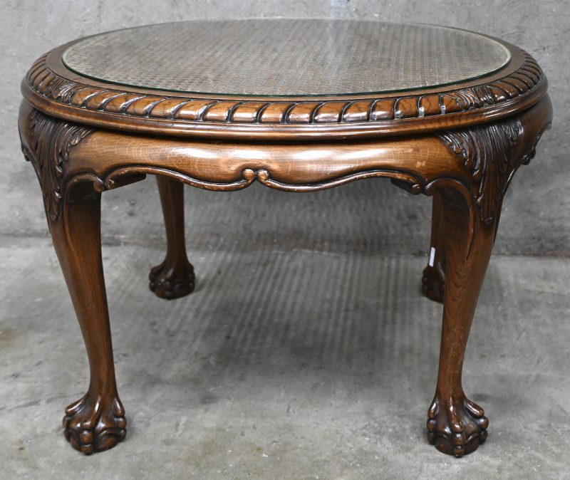 Ronde salontafel met gevlochten top en glazen blad. In Chippendale stijl.