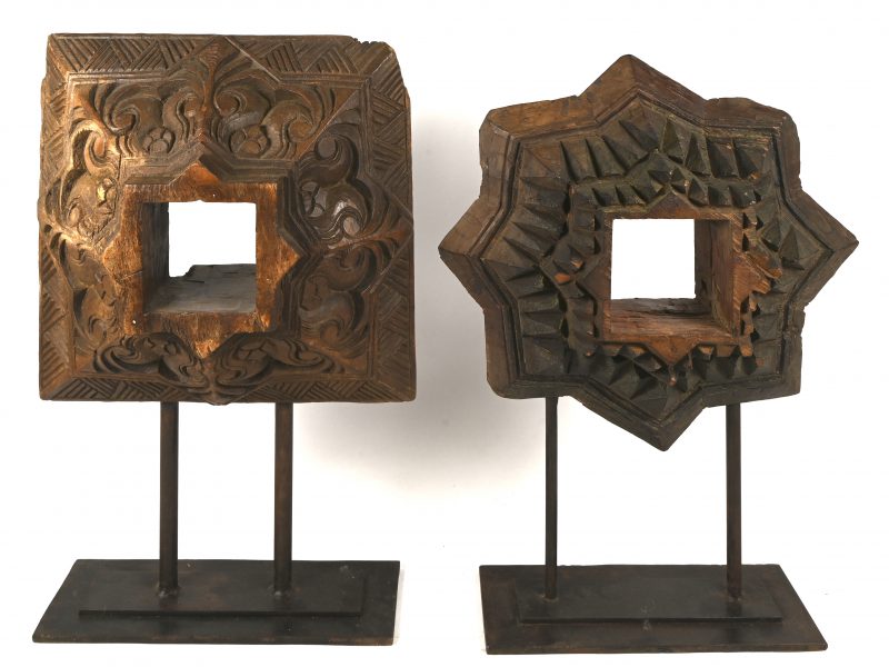 Een set van 2 oude gesculpteerde massief eikenhouten ornamenten op metalen presenteersokkel.