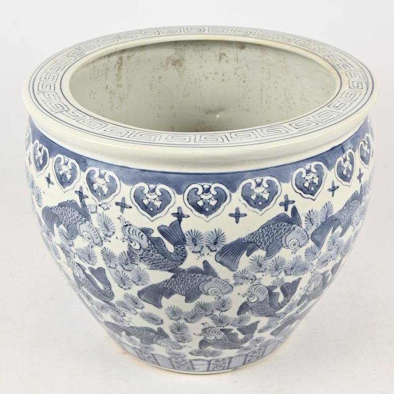 Grote pot in blauw-wit Chinees porcelein, gedecoreerd met koi karpers.
