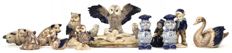 Tien beeldjes van Westerwald aardewerk. Dieren en kindjes. Toegevoegd een peper en zoutstel.