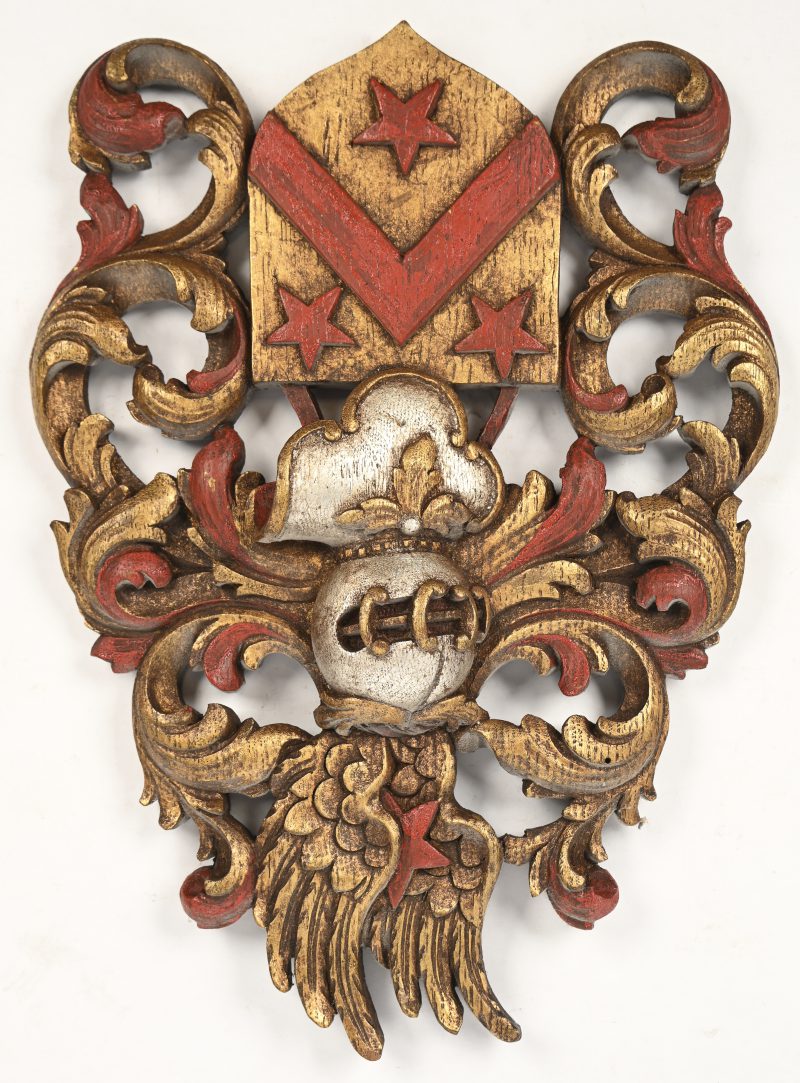 Een gelculpteerd houten polychroom wapenschild.