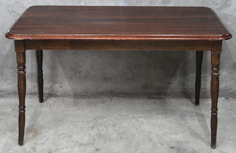 Een massief eikenhouten cafétafel.
