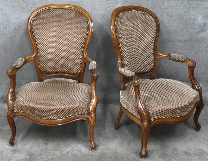 Een set van 2 armstoelen in Louis Philippe stijl, krabschade achteraan de rugleuningen.
