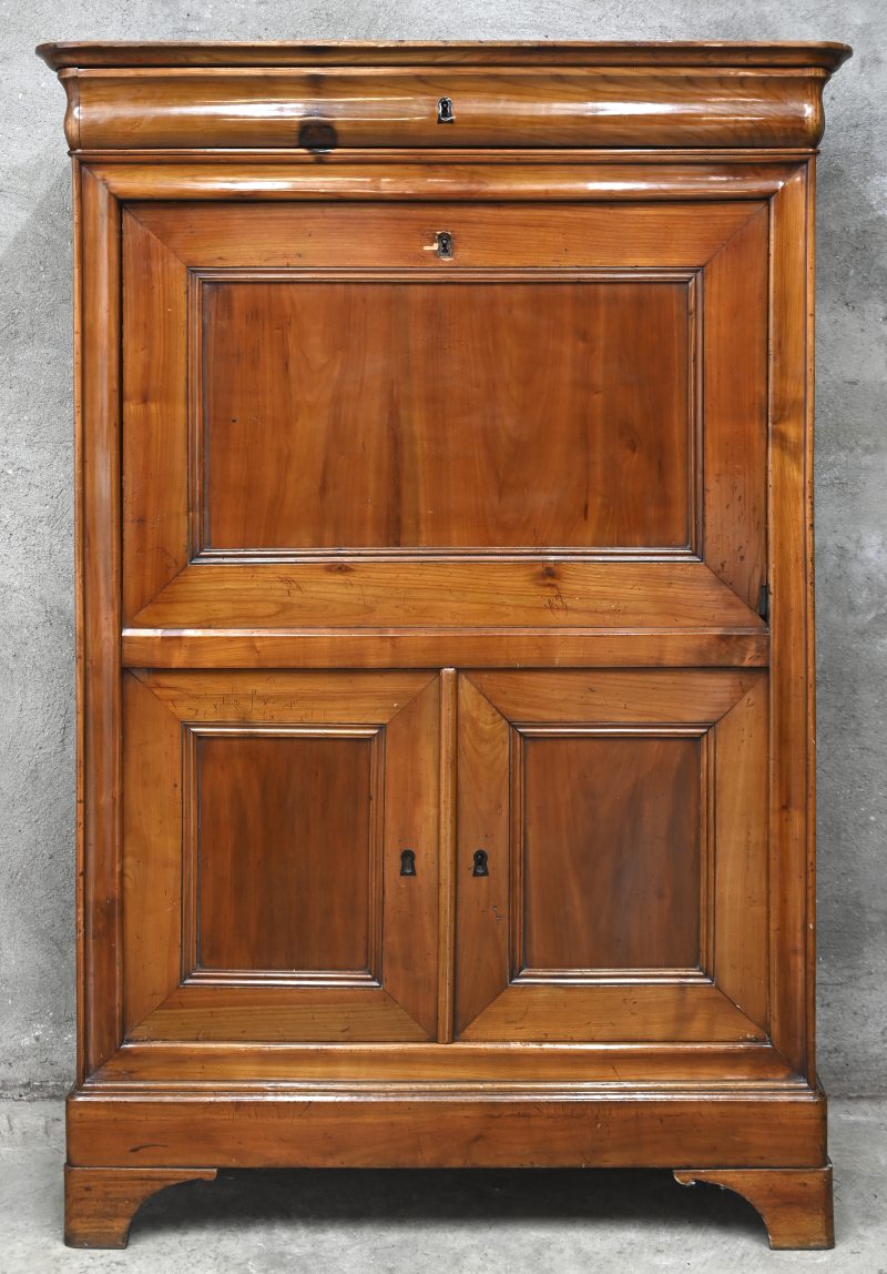 Een massief notenhouten secretaire (sleutels ontbreken).