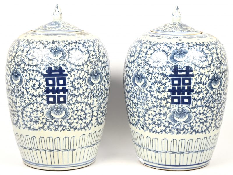 Een paar gemberpotten, in blauw-wit Chinees porcelein met lang-levenstekens in het decor.