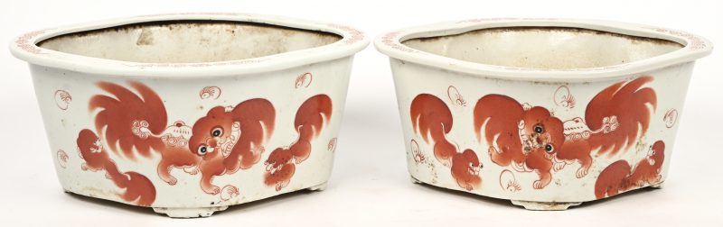 Bloempot in Chinees porcelein, met rood fabeldier in het decor.