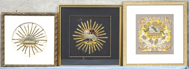 Drie lijsten met devotionalia bestaande uit telkens een in reliëf geborduurd lam Gods.
