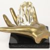 Een sculptuur van een bronzen hand met een kristal op zwart marmeren sokkel, gesigneerd Bonito. Met opschrift.