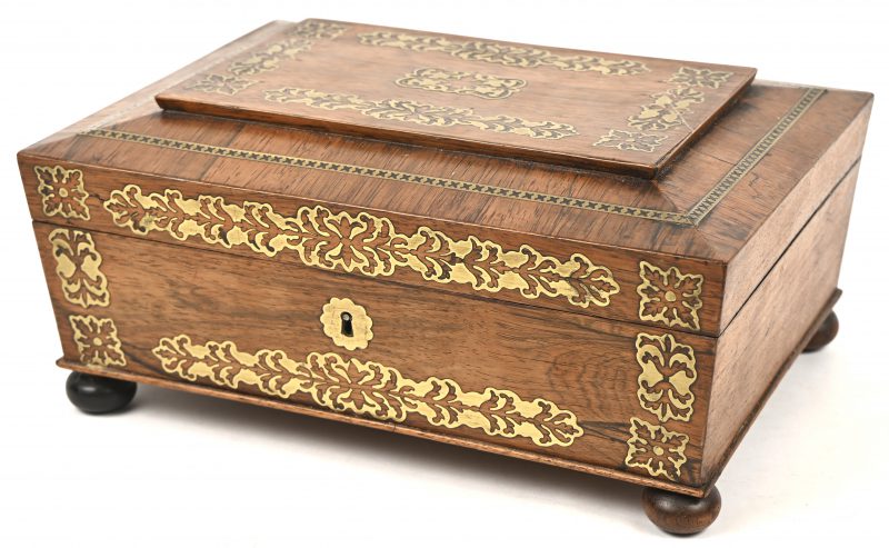 Een antoek houten naaikistje met messing inlegwerk en vele toebehoren.