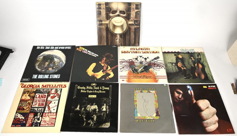 Een lot van 9 rock albums, bestaande uit The Rolling Stones: Big Hits (txs 101), The Georgia Satellites (960887), Stray Cats (203295), Don McLean: American Pie (uas 29285), Emerson Lake & Palmer: Brain Salad Surgery (87302 IT), Joan Baez (19012), Crosby Stills Nash & Young (ATL 50001), Atlanta Rhythm Section (2391223) en Steve Miller (6303925).