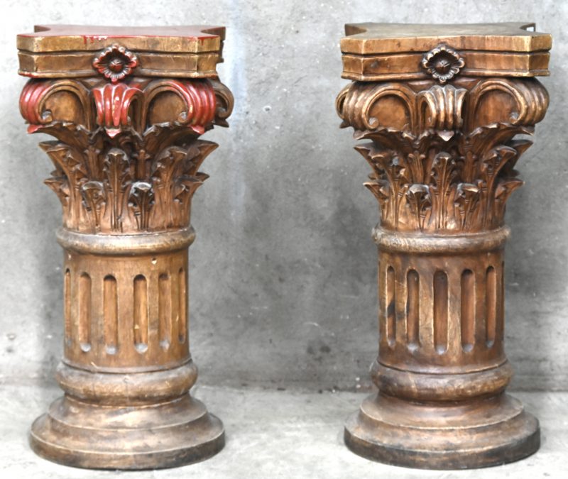 Een set van 2 massief eikenhouten gesculpteerde zuilen.