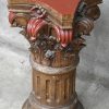 Een set van 2 massief eikenhouten gesculpteerde zuilen.