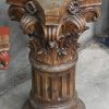 Een set van 2 massief eikenhouten gesculpteerde zuilen.