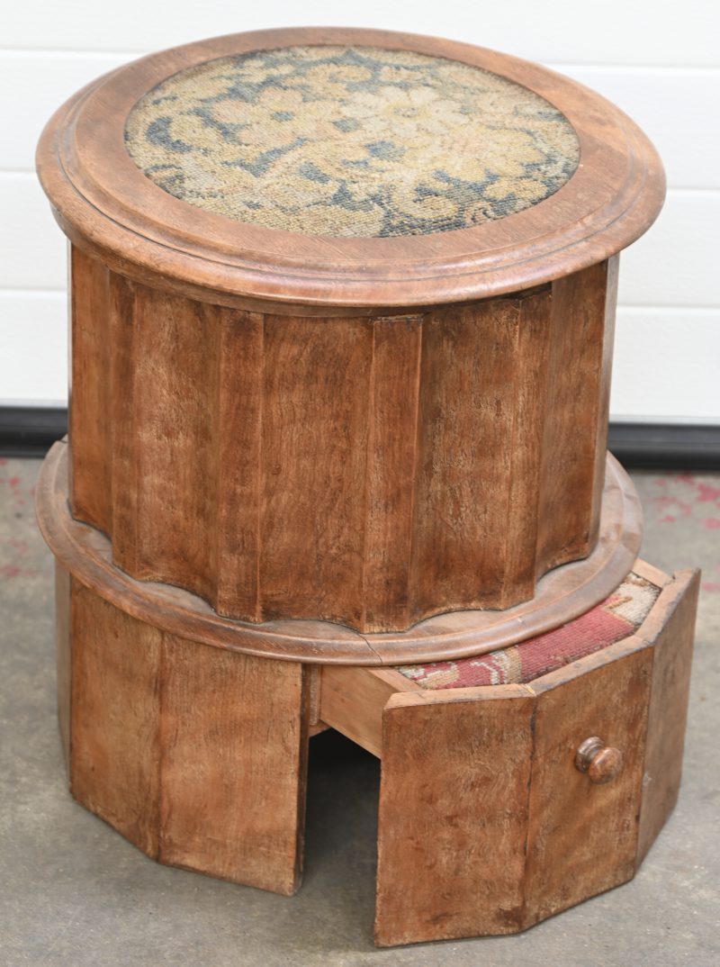 Een art-deco toiletmeubel met uitschuifbaar voetbankje en porseleinen toiletpot.