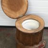 Een art-deco toiletmeubel met uitschuifbaar voetbankje en porseleinen toiletpot.