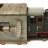 Een vintage opwindbare treinset van het merk Biller, HO spoor, bestaande uit een locomotief met 3 wagons, een lot sporen en het bijhorende opwindstation.