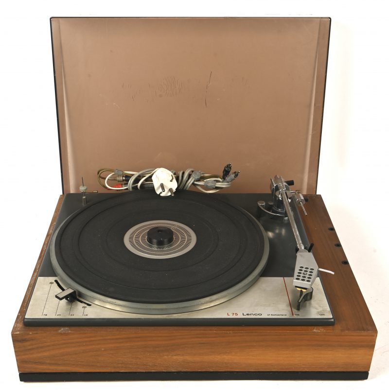 Een vintage platenspeler, Lenco L75.