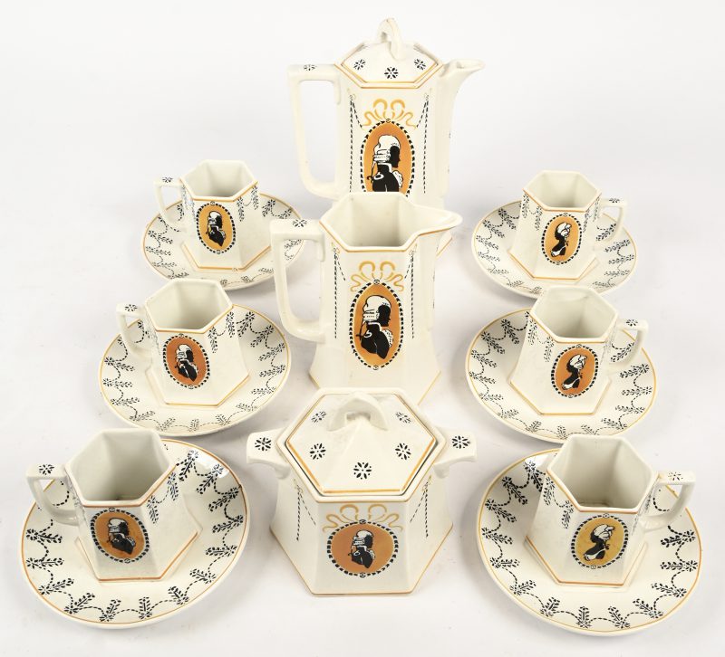 Een koffieserviesje, circa 1900, gemerkt Sarreguemines, Utzschneider & Co, bestaande uit een koffiepot, een melkkannetje, een suikerpot, 6 ondertassen en 6 tassen. Eén tas keeft kleine schilferschade.