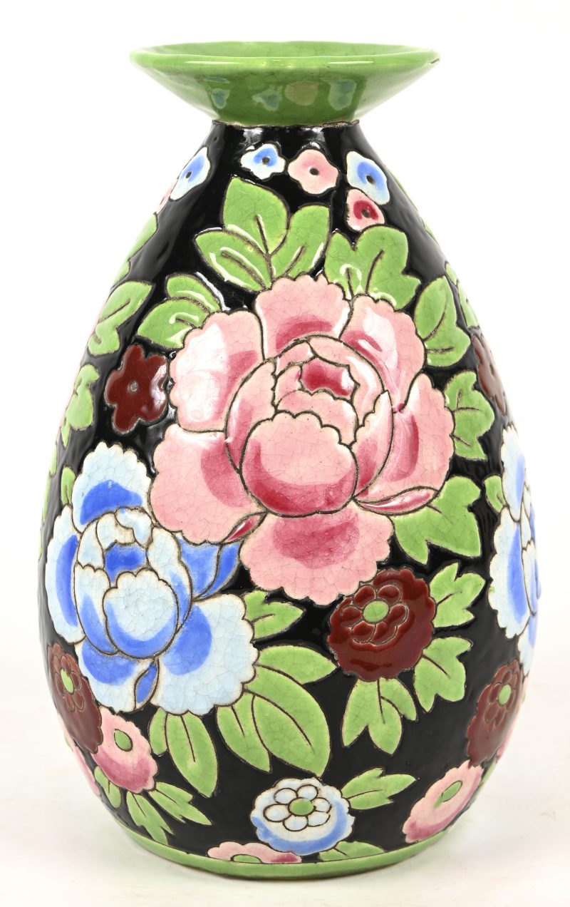 Een art-deco vaas in meerkleurig geglazuurd aardewerk met floraal decor, gemerkt Keramis, Decor 1651, model 945.