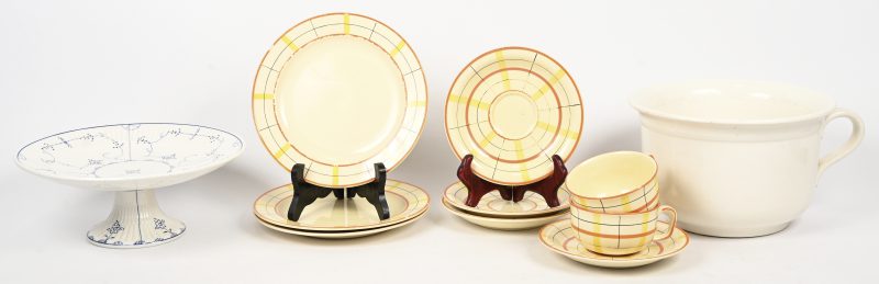 Een lot vintage Boch bestaande uit een kamerpot, een taartschotel op voet ‘Dresden’ en 3 dessertborden, 4 ondertassen en 2 tassen van de reeks ‘Schotten’.