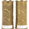 Set trench art vaasjes. Gedecoreerd met bloemen en de cijfers 19 en 22. Gemaakt van Duitse obussen, gestempeld 1903 en 1905.