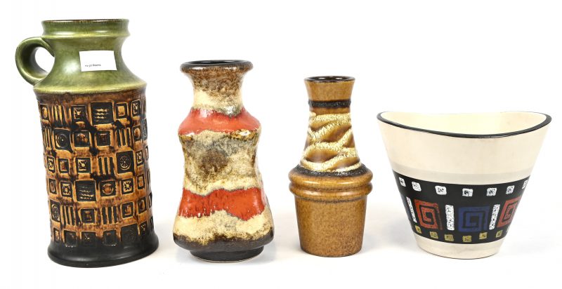 Lot van vier stuks vintage West-Germany keramiek. Drie vazen en een bloempothouder.