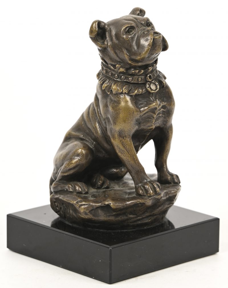Bulldog, een bronzen beeldje op marmeren voet. Getekend Bofill.