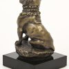 Bulldog, een bronzen beeldje op marmeren voet. Getekend Bofill.